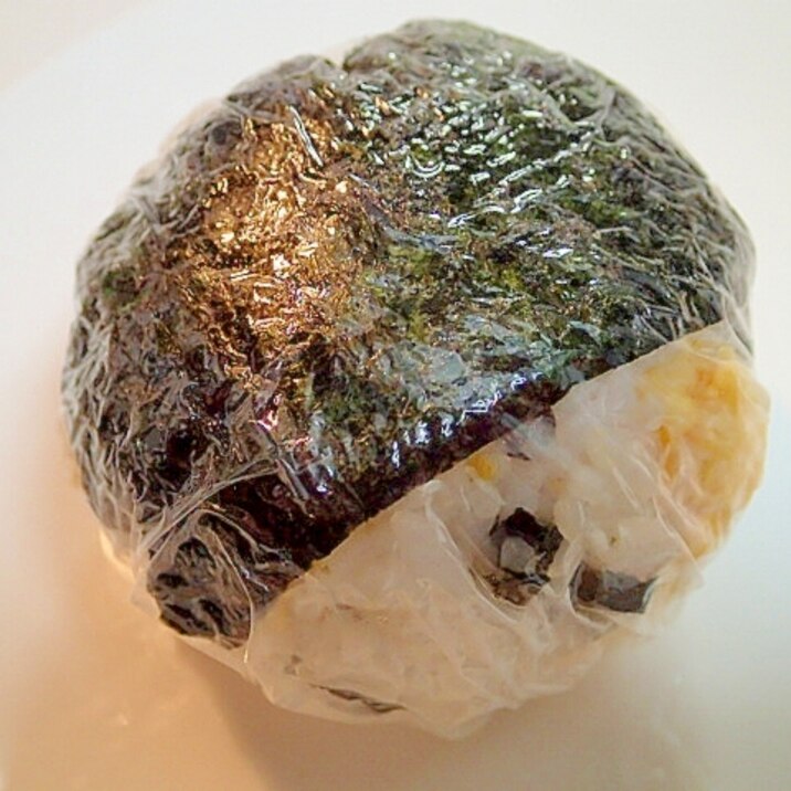 炒り卵ともみ海苔のチーズ海苔巻きおにぎり